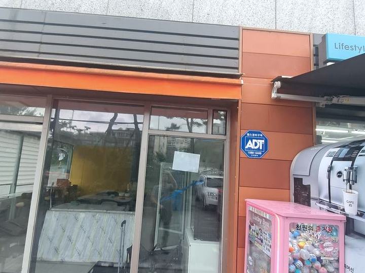 병점 무인 매장 출입구 환풍기 2대 신규 설치 시공 전