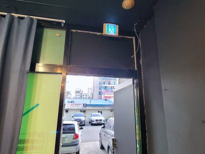미추홀구 출입구 상부 환풍기 설치 시공 전