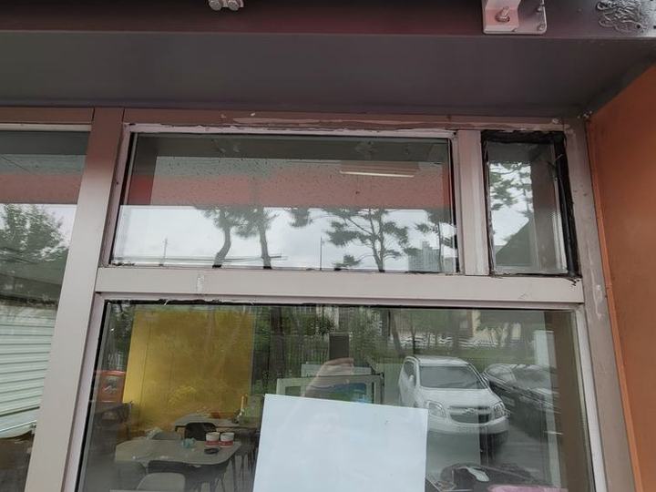 인천 서구 출입문 상부 환풍기 2대 설치 시공 전