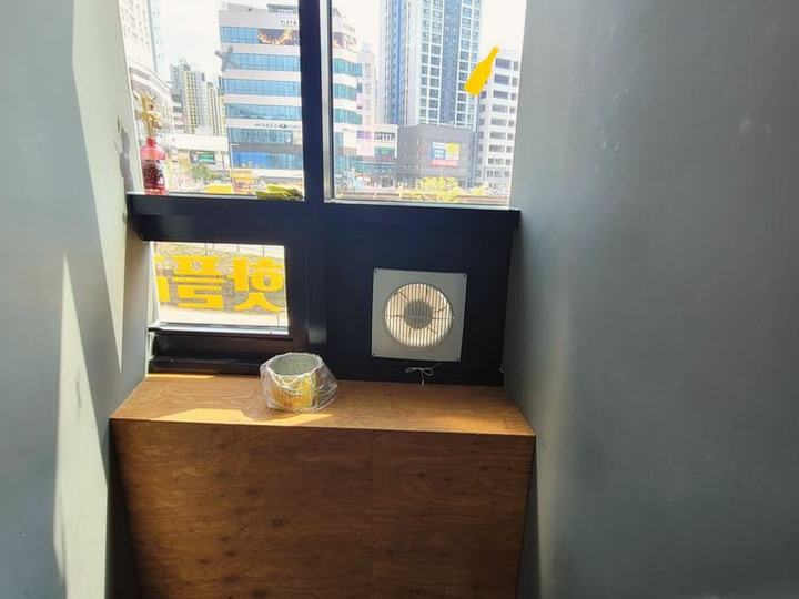 성남 사무실 창가 환풍기 교체 시공 전