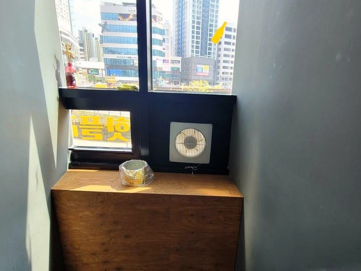 연수구 사무실 창가 환풍기 교체 시공 전