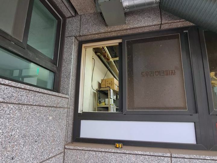 연수구 기존 덕트를 피한 창 환풍기 시공 시공 전
