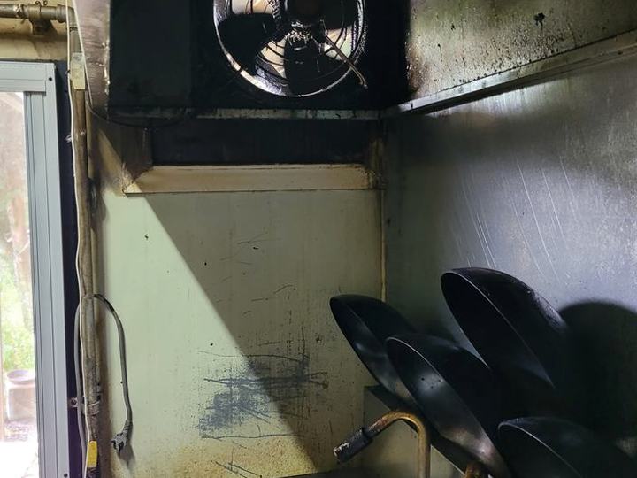 기름때로 굳은 주방 환풍기 교체 시공 전
