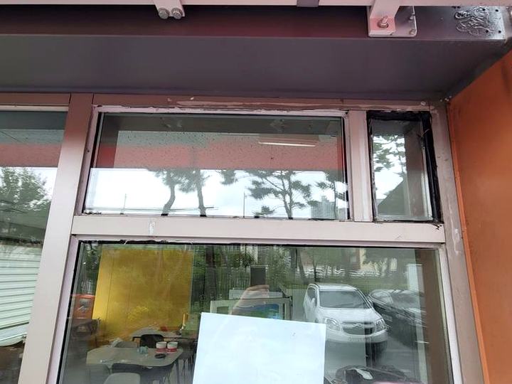 출입문 상부 환풍기 2대 설치 시공 전