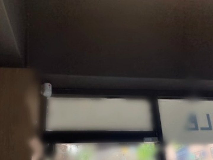 상가 매장 출입구 상부 환풍기 3대 설치 시공 전